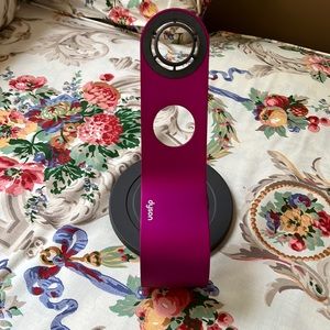 Dyson blow dryer holder. Used a few times. It’s in excellent condition.